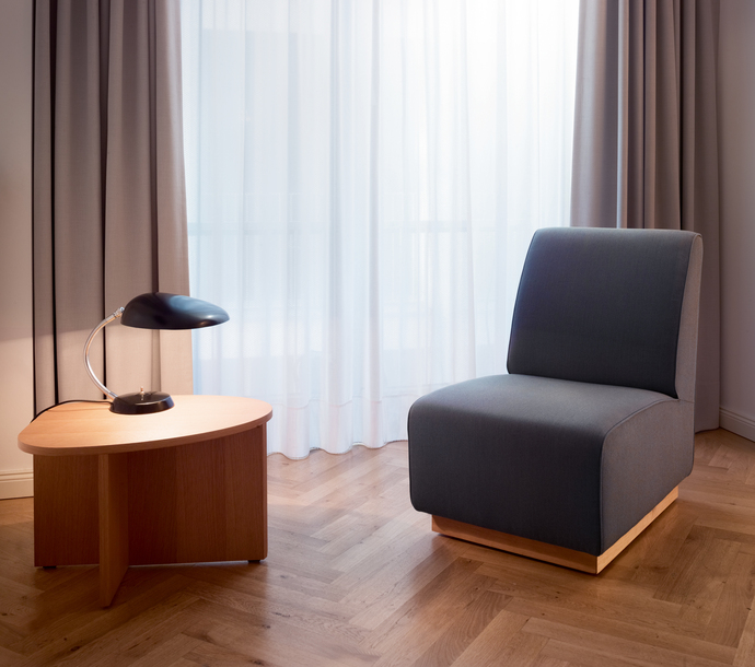 Armchair with format: The "Slipper Chair" is easy to combine thanks to clear lines.