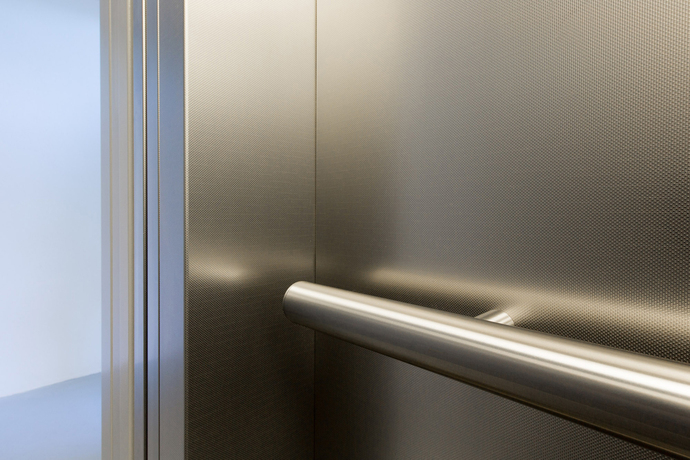Symbiosis: The stainless steel handrails provide an additional sense of security.