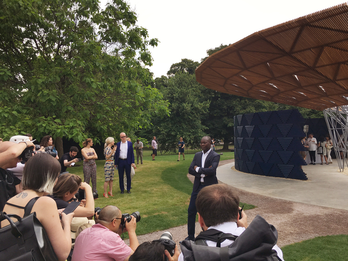 An heißen Sommertage bietet der Pavillon Schatten und verwandelt den bekannten Londoner Regen zu einen wunderschönen Wasserfall im Innenhof