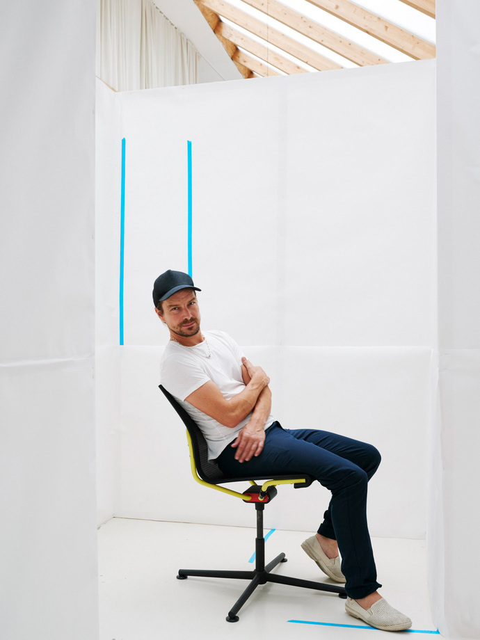 The new Dondola joint by Stefan Diez allows micro-movements while sitting, which relieve and strengthen the spine.