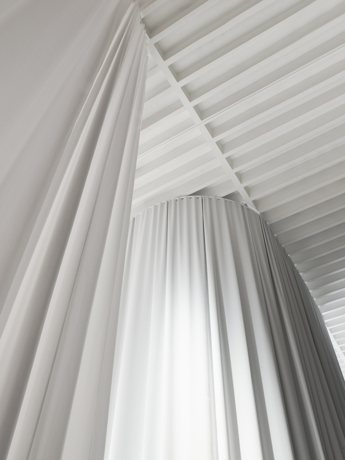 Nya Nordiska supported the exhibition with floor-length curtains made of fine fabric.