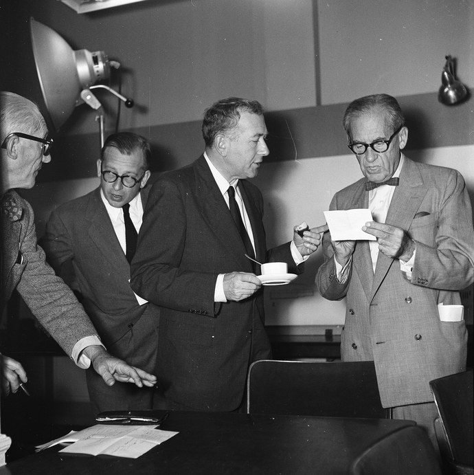 Walter Gropius (r.), who headed the consultative architecturium, talking to his colleagues.