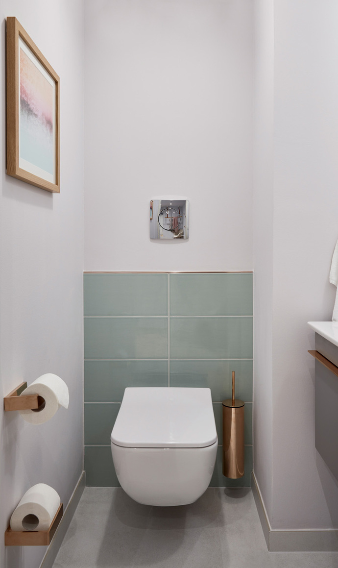 The separate guest toilets features the DirectFlush WC from Villeroy&Boch’s “Venticello” collection as well as wall tiles in calm color tones “White Poplar” and “Frozen Lake”.