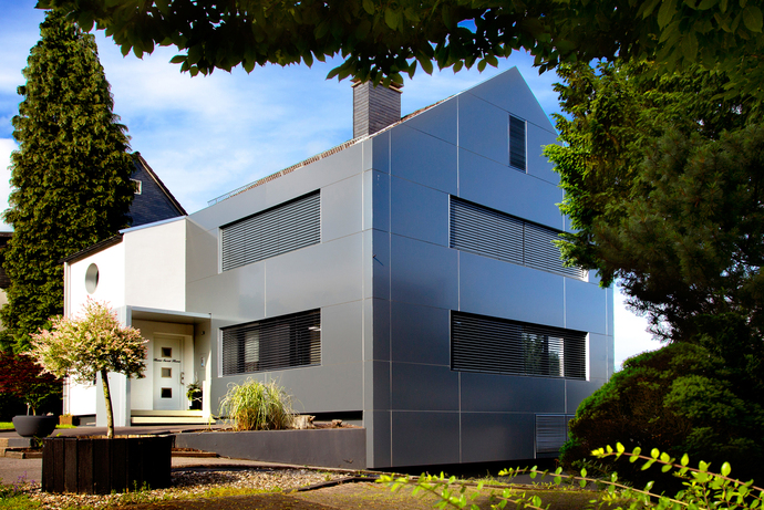 The outside is clad in anthracite-colored Alucobond.