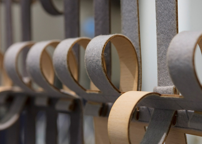 Flexible Schlaufen: Bára Finnsdottir formt aus Filz und Furnier die schallabsorbierenden Raumteiler „Merging Loops“.