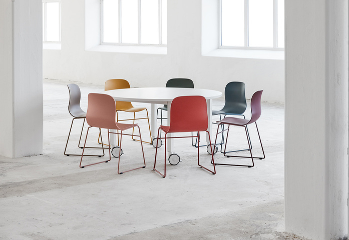 MATERIA Vagabond project table Neo Lite chair Interior 1