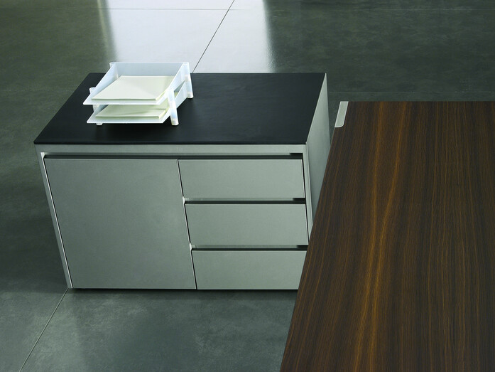 P70 Desk11