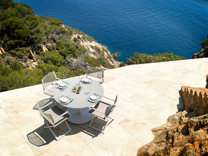Regista T Table 01