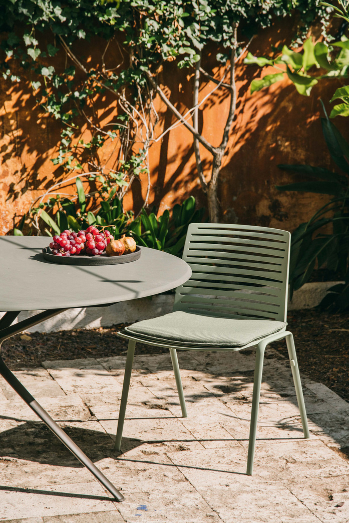 Round Table With Natural Stone Top 2