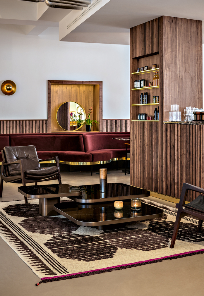 Hassos Euvira Lounge Chair Bow Coffee Table Cypris Mirror Round 01