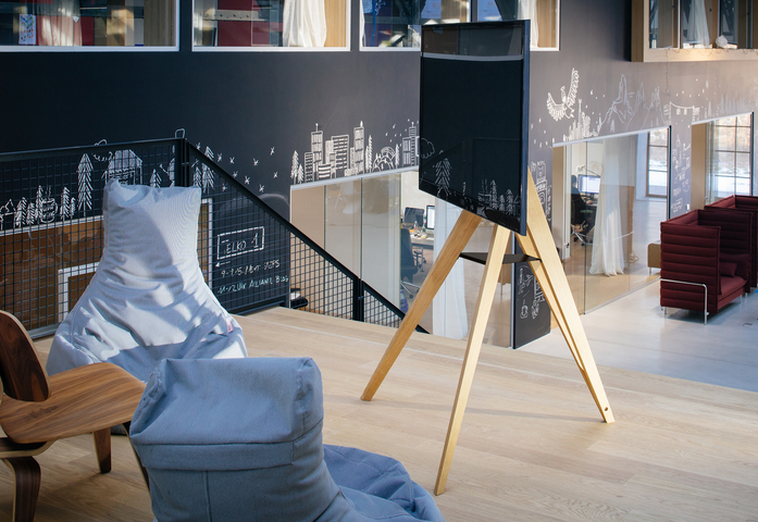 Screen Rack Front Row Roomours 08