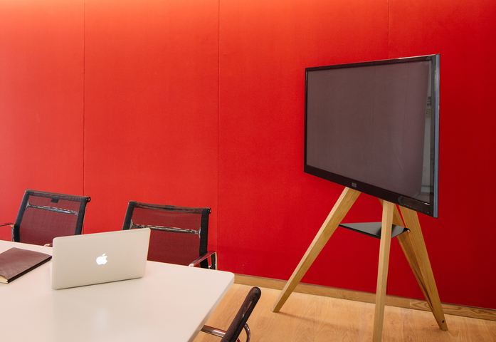 Screen Rack Front Row Roomours 09