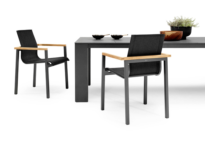 Solpuri Sky Stapelsessel Anthracite Teak Arm 03