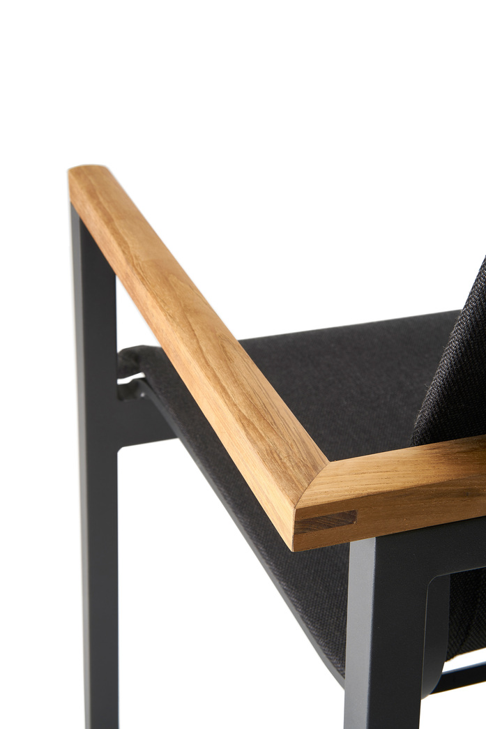 Solpuri Sky Stapelsessel Anthracite Teak Arm Detail 02