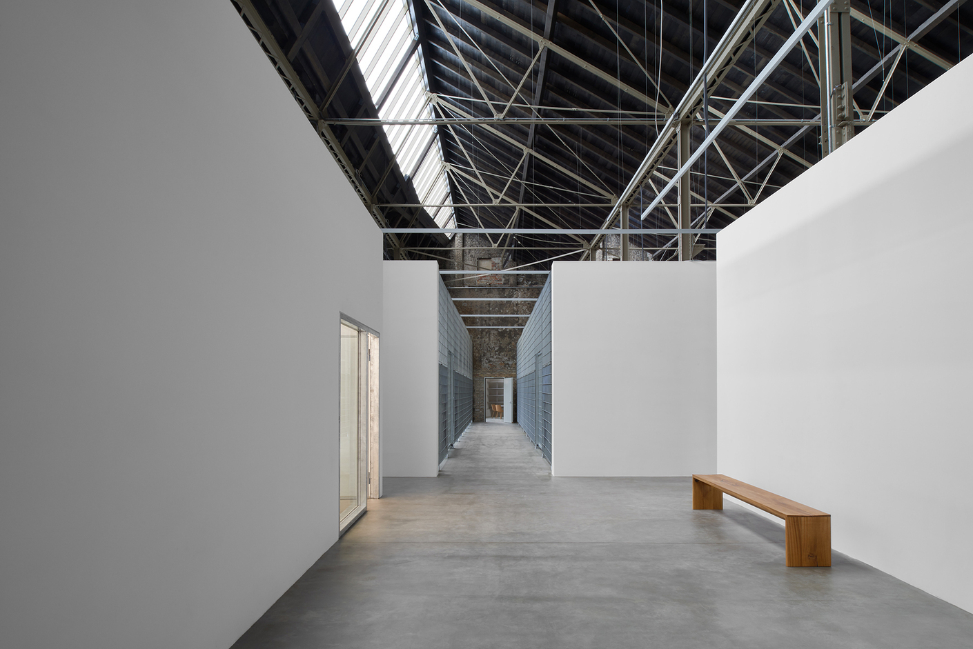Bildergalerie Philipp Mainzer, Office for Architecture and Design, für die Galerie Mehdi Chouakri in den Wilhelm Hallen