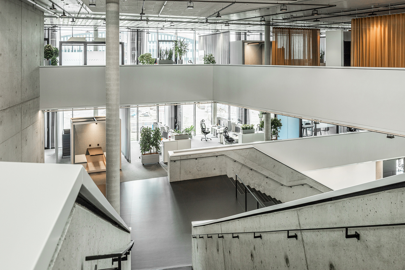 Image gallery "AluMedic Black Edition" and "d1" in the offices of the software company Baramundi, Augsburg