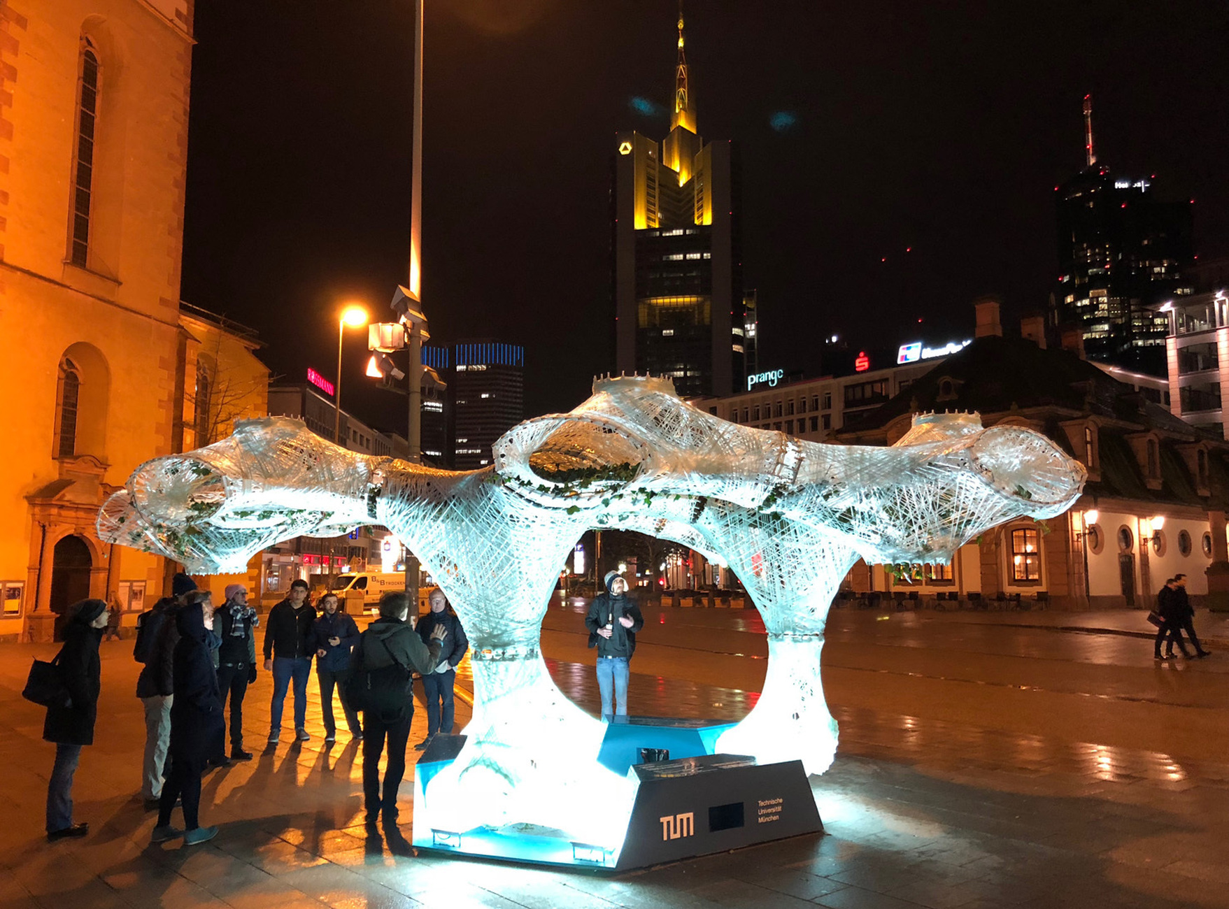 "Urban Climate Canopy", entwickelt von Masterstudenten der TU München soll als Installation, Überdachung und Stadtmöbel raumbildend und Klima modulierend in den öffentlichen Raum einwirken.