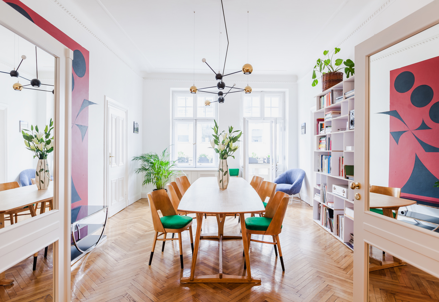 Alle Zimmer des restaurierten Altbaus in Warschau sind ausschließlich mit Arbeiten von polnischen Kreativen ausgestattet, wie Mamastudio, Segiet Oniszh, Maria Jeglinska, Mateusz Baumiller oder Nicolas Grospierre.