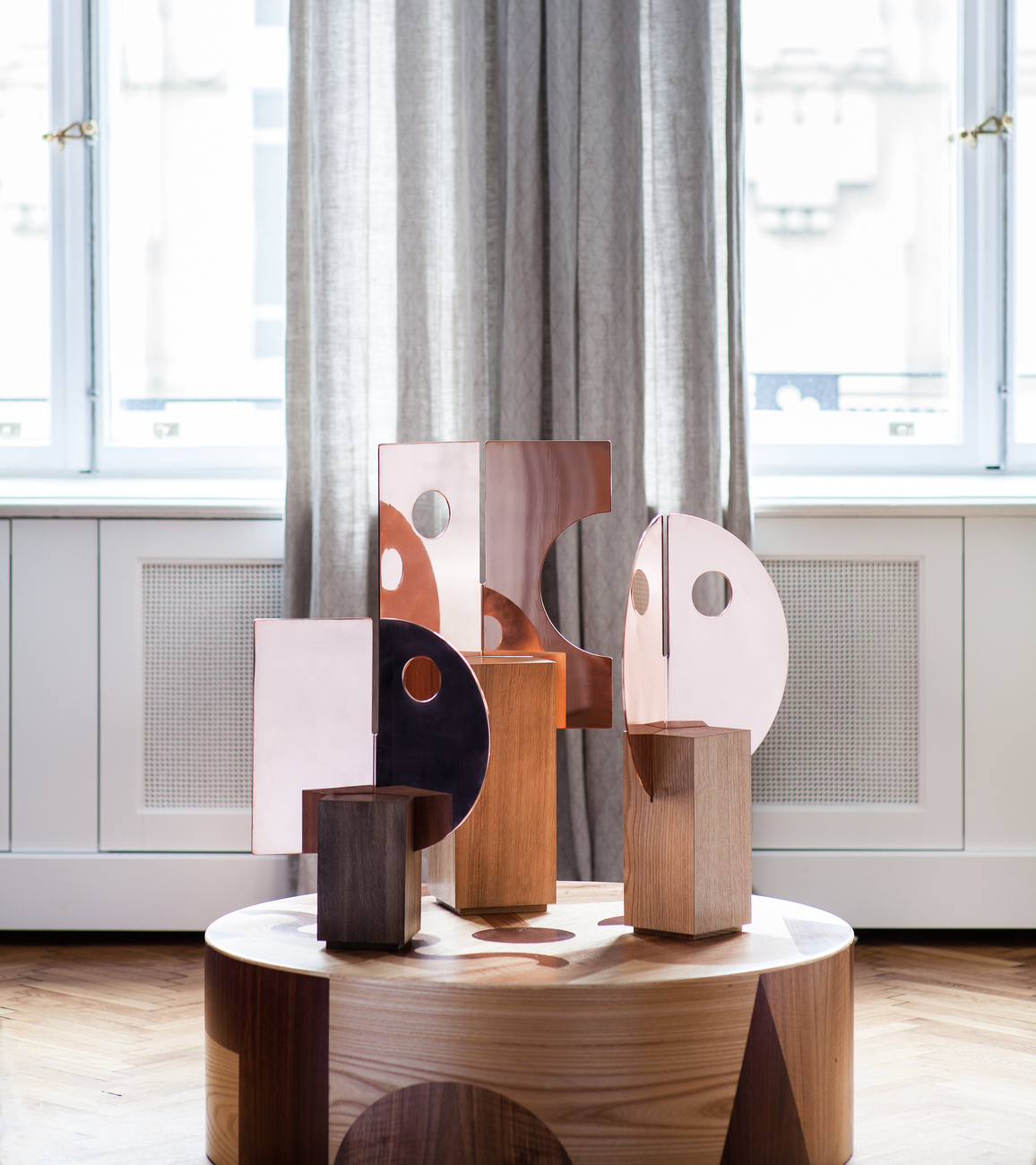 Zu den Designs von Maria Jeglinksa für Autorrooms gehört auch ein dreiteiliges Spiegelset.