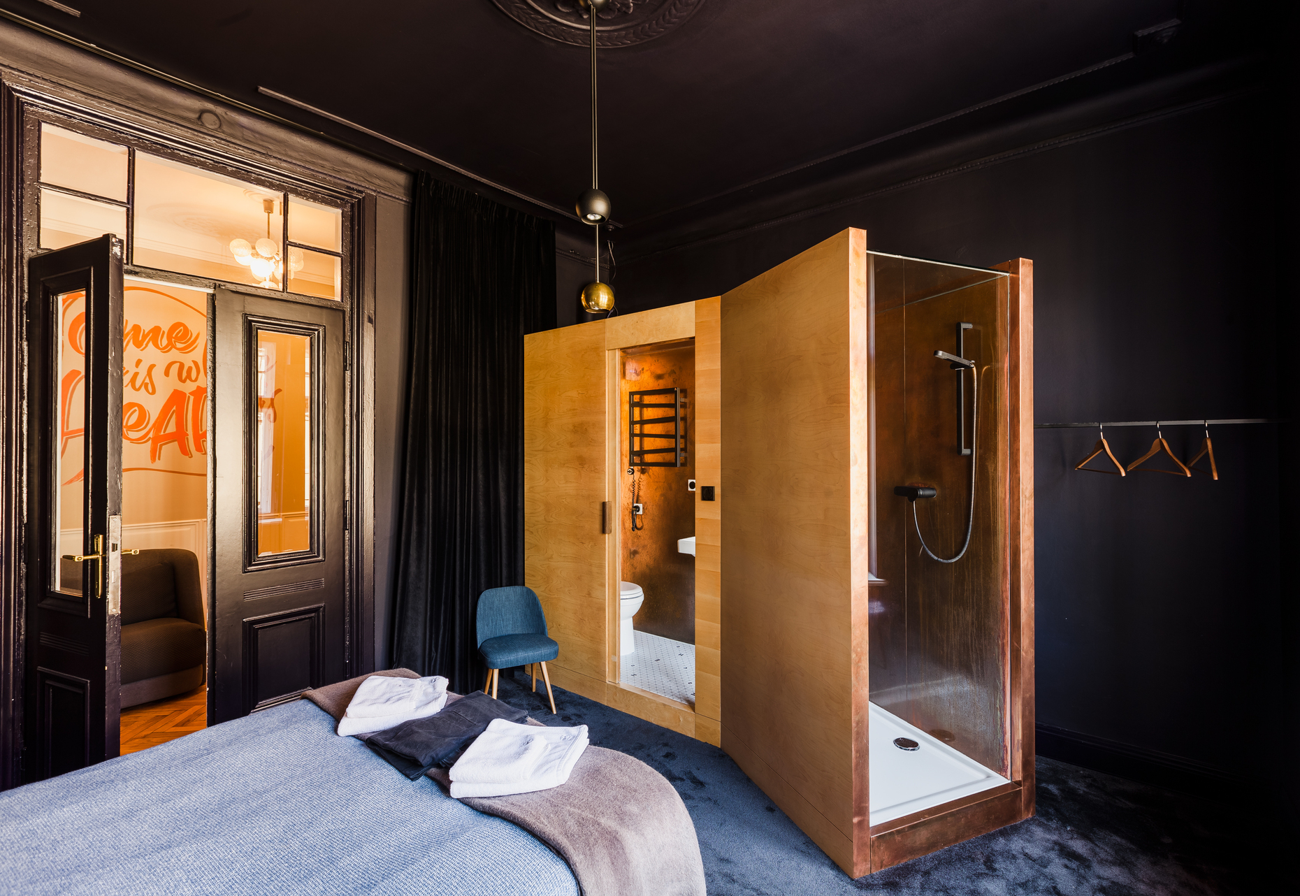 Im "Room 1410" des exklusiven Hotels wurde das Badezimmer wie eine begehbare Kulisse in den Raum integriert.