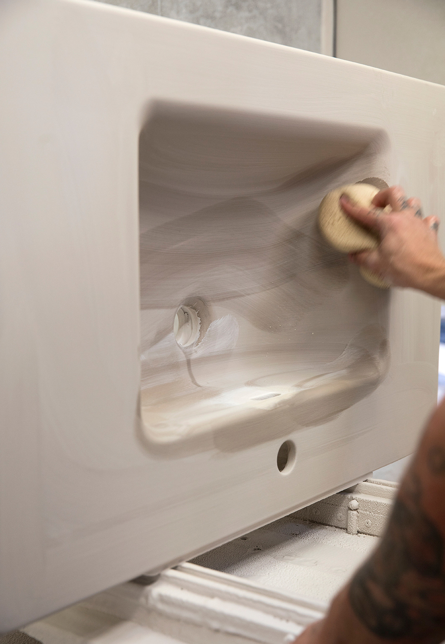 Damit perfekte Keramiken entstehen, ist ein hohes Maß an Handarbeit nötig: Beim Garnieren, Entgraten, Putzen, Schwämmen und Inspizieren sind ein gutes Auge und Fingerfertigkeit unabdingbar. Nach jedem Produktionsschritt werden die Werkstücke eingehend kontrolliert. Was nicht makellos ist, wird im Produktionsprozess recycelt.