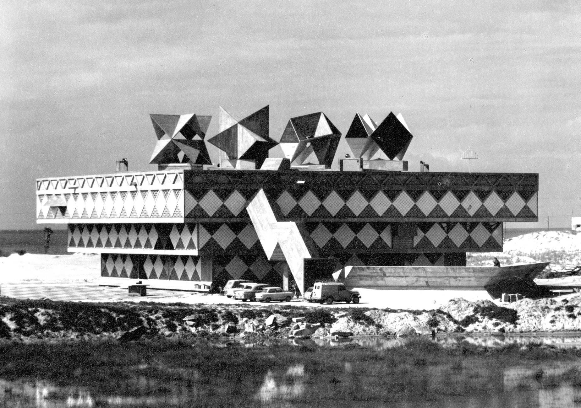 Alfred Neumann/Zvi Hecker/Eldar Sharon: Rathaus und Gemeindezentrum, Bat Yam, 1959-1963 (aus: Rafi Segal: Space Packed: The Architecture of Alfred Neumann, Park Books 2017)