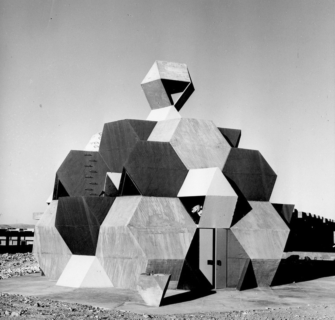 Alfred Neumann/Zvi Hecker: Synagoge für einen Offiziersübungsplatz, Mitzpeh Ramon, Wüste Negev, 1967-1969 (aus: Rafi Segal: Space Packed: The Architecture of Alfred Neumann, Park Books 2017)