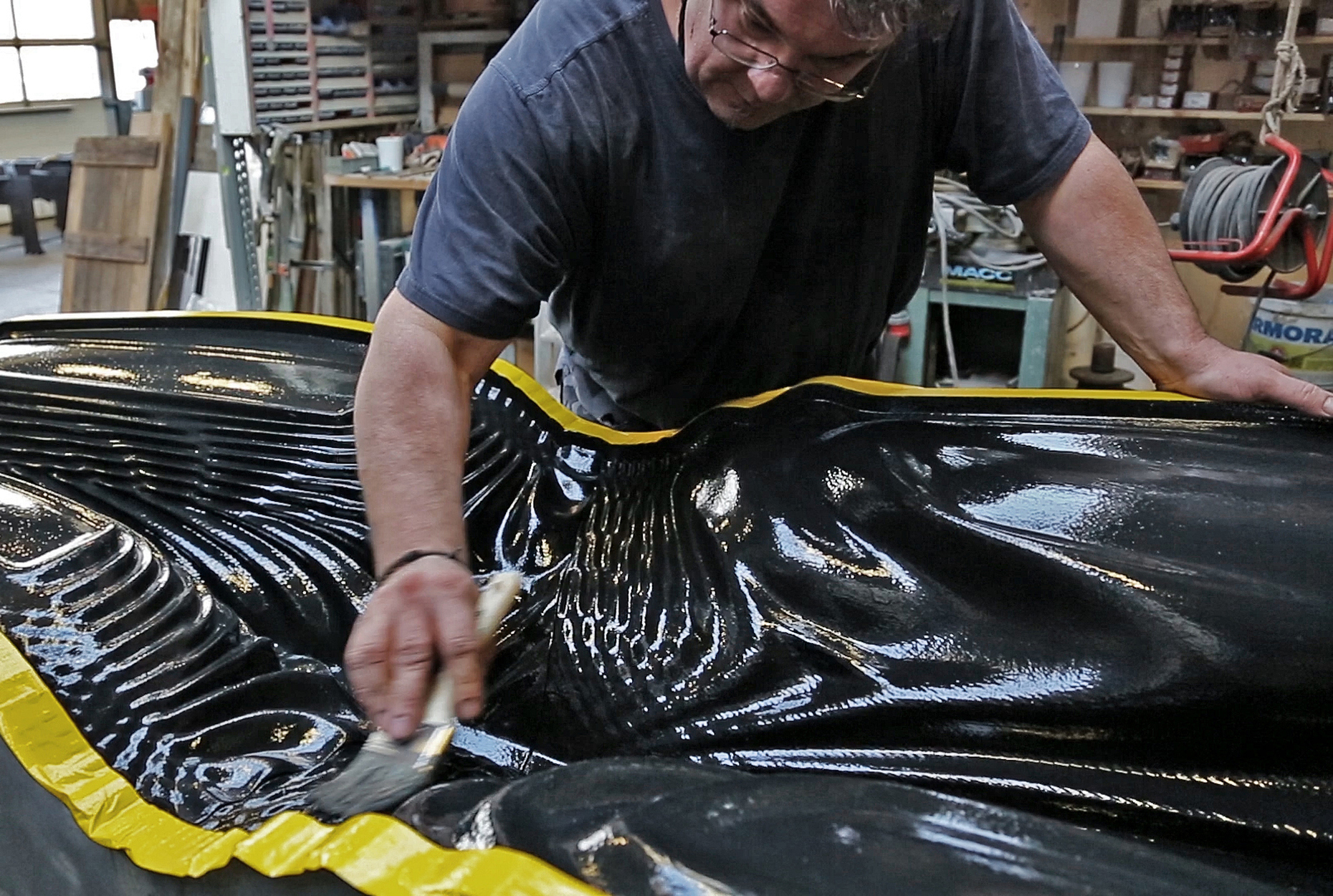 An oil-based release agent facilitates the removal of the formwork once the concrete hardens.