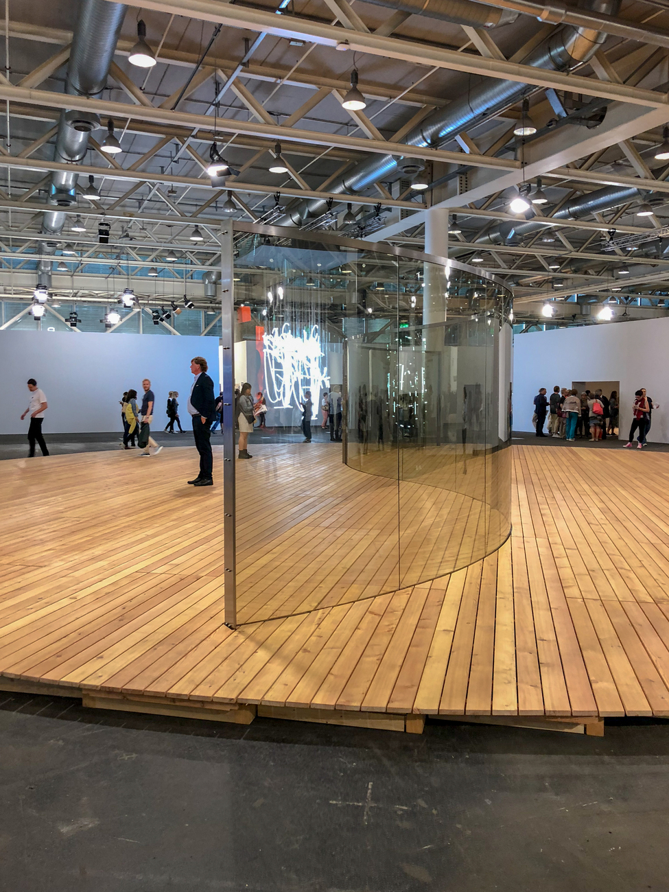 Dan Graham S Curve For St Gallen 2001 Art Basel 2018 Stylepark