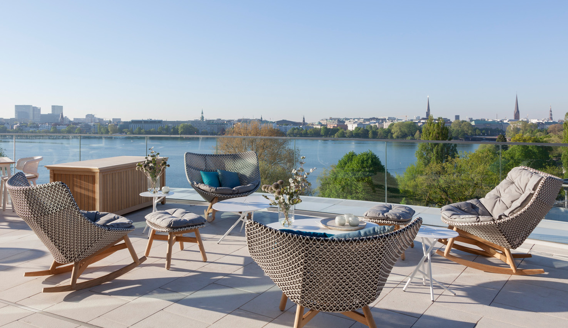 Roof terrace with outdoor furniture "Ryan", "Seashell", "WA", "Mbrace" and "Mangrove" by Dedon
