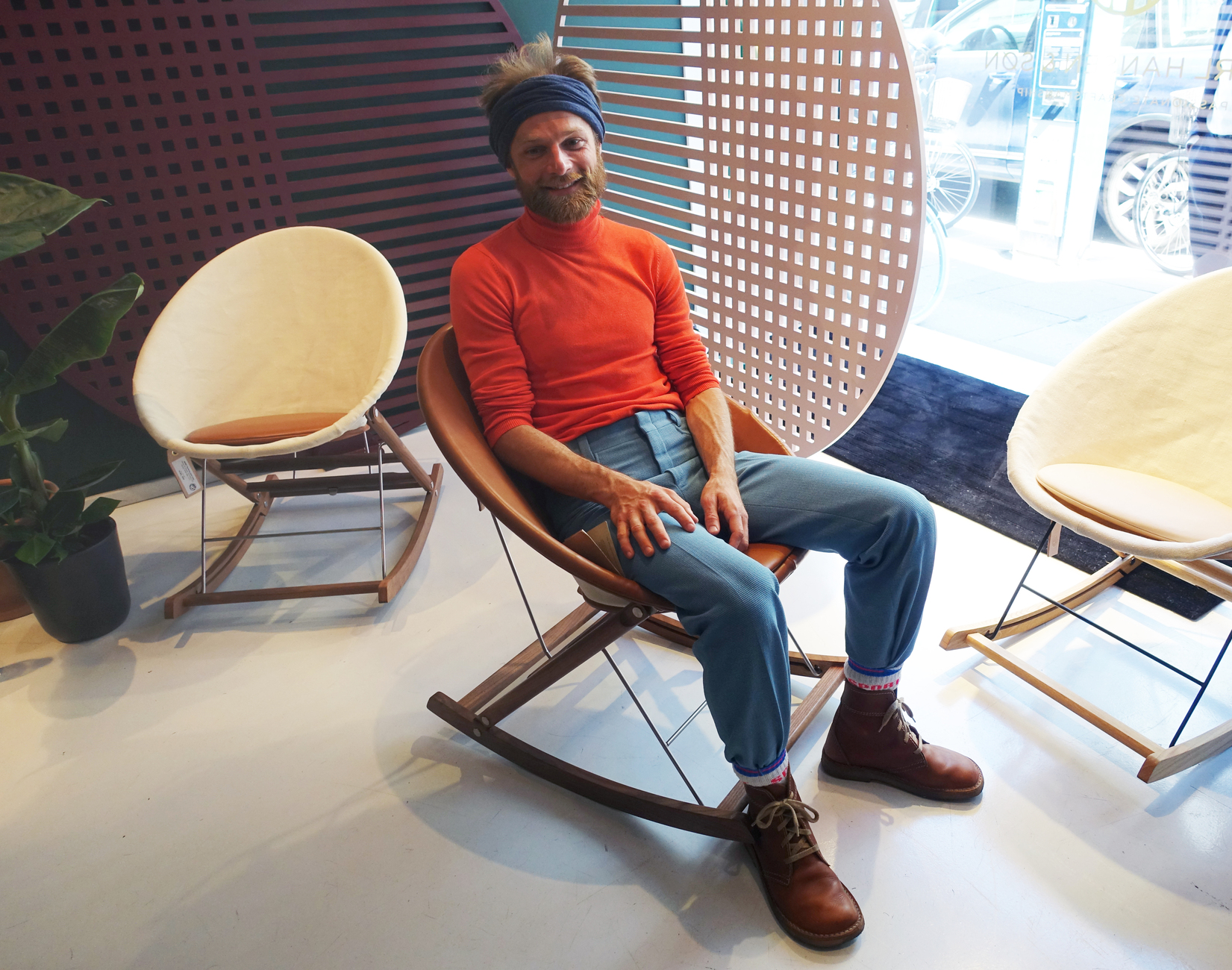 Der Kopenhagener Designer Anker Bak hat in Kooperation mit Carl Hansen & Søn den zusammenklappbaren Schaukelstuhl "Resting Nest Chair" entwickelt.