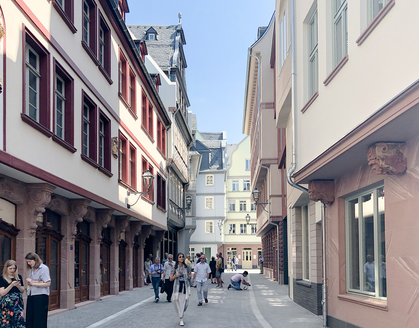 "Hinter den Lämmchen" with the chicken market in the background