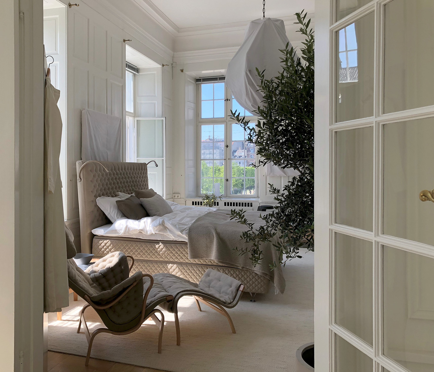 Interior-Designerin Lotta Agaton verwandelte die Räume der schwedischen Botschaft zu den 3DaysofDesign in einen Sommerhaustraum mit Betten von DUX.