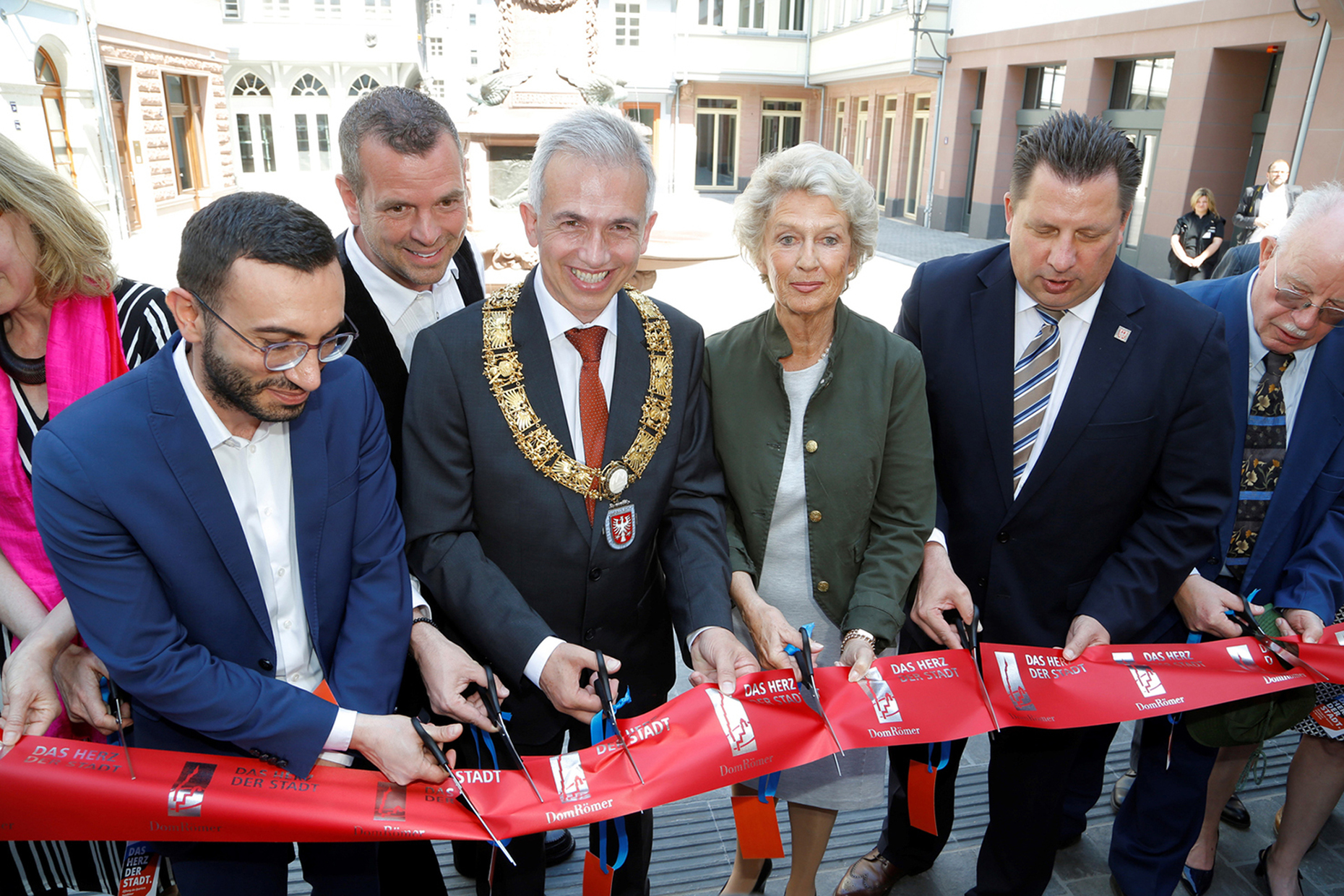 Symbolic opening of the old town by Frankfurt's Lord Mayor Peter Feldmann (with chain of office) and his predecessor Petra Roth.​​