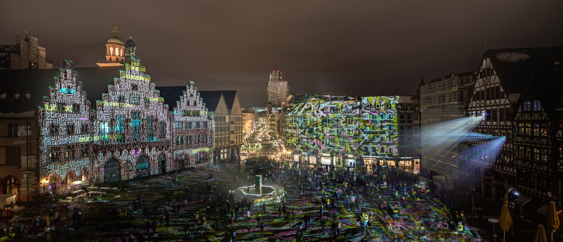 "Frankfurt Fades" von Philipp Geist schafft ein begehbares Lichtkunstwerk, das Begriffe und Abbildungen zur Bedeutung des Römers aufgreift und den Besucher Teil der Installation werden lässt.