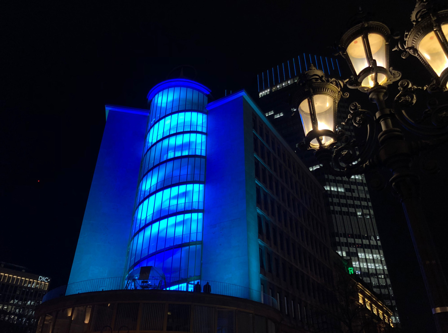 "Lightscrew" von Gunther Hecker lässt das Juniorhaus in neuem Licht erstrahlen.