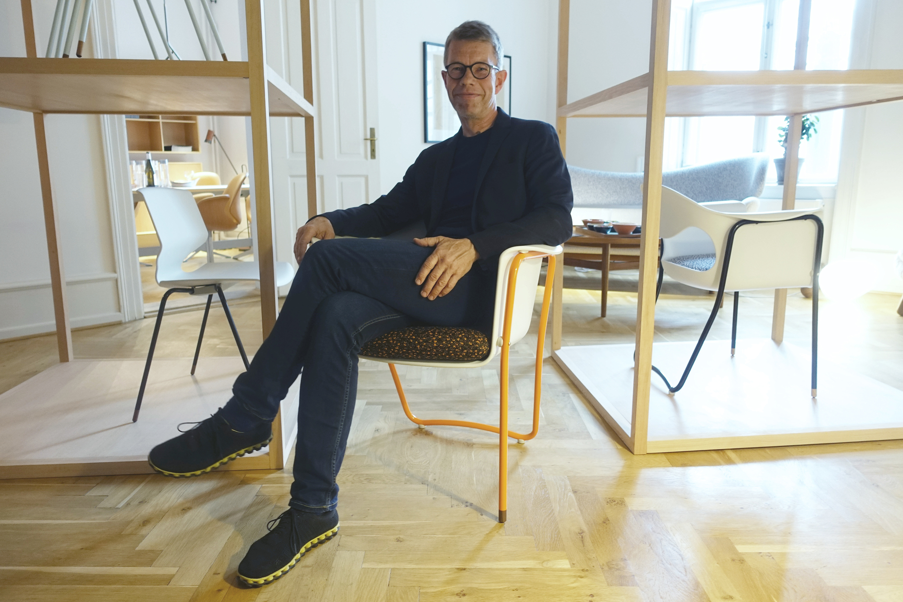 Ivan-Hansen-presents-the-Modern-Art-Chair-Finn-Juhls-first-plastic-chair.jpg