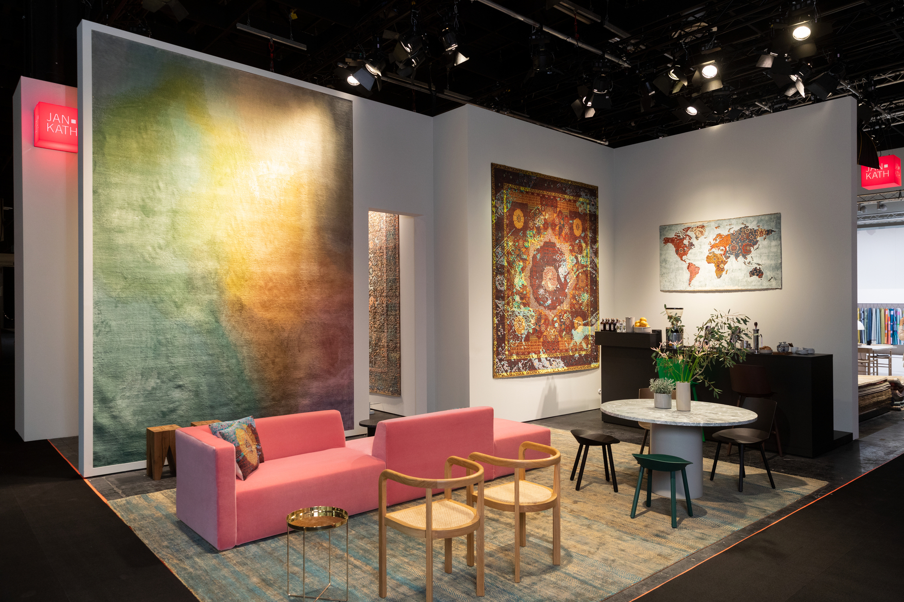 Jan Kath Stand Imm cologne 2020, Möbel von e15, Ph Patric Fouad