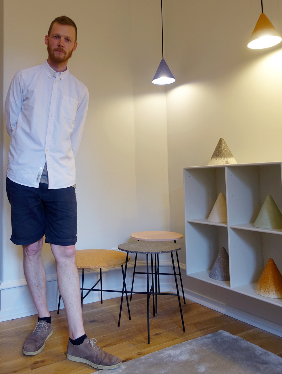 ​​Jonas Edvard​ präsentiert seine "Gesso Lamp", die über junge Unternehmen Copenhagen Design Agency​​ vertrieben wird