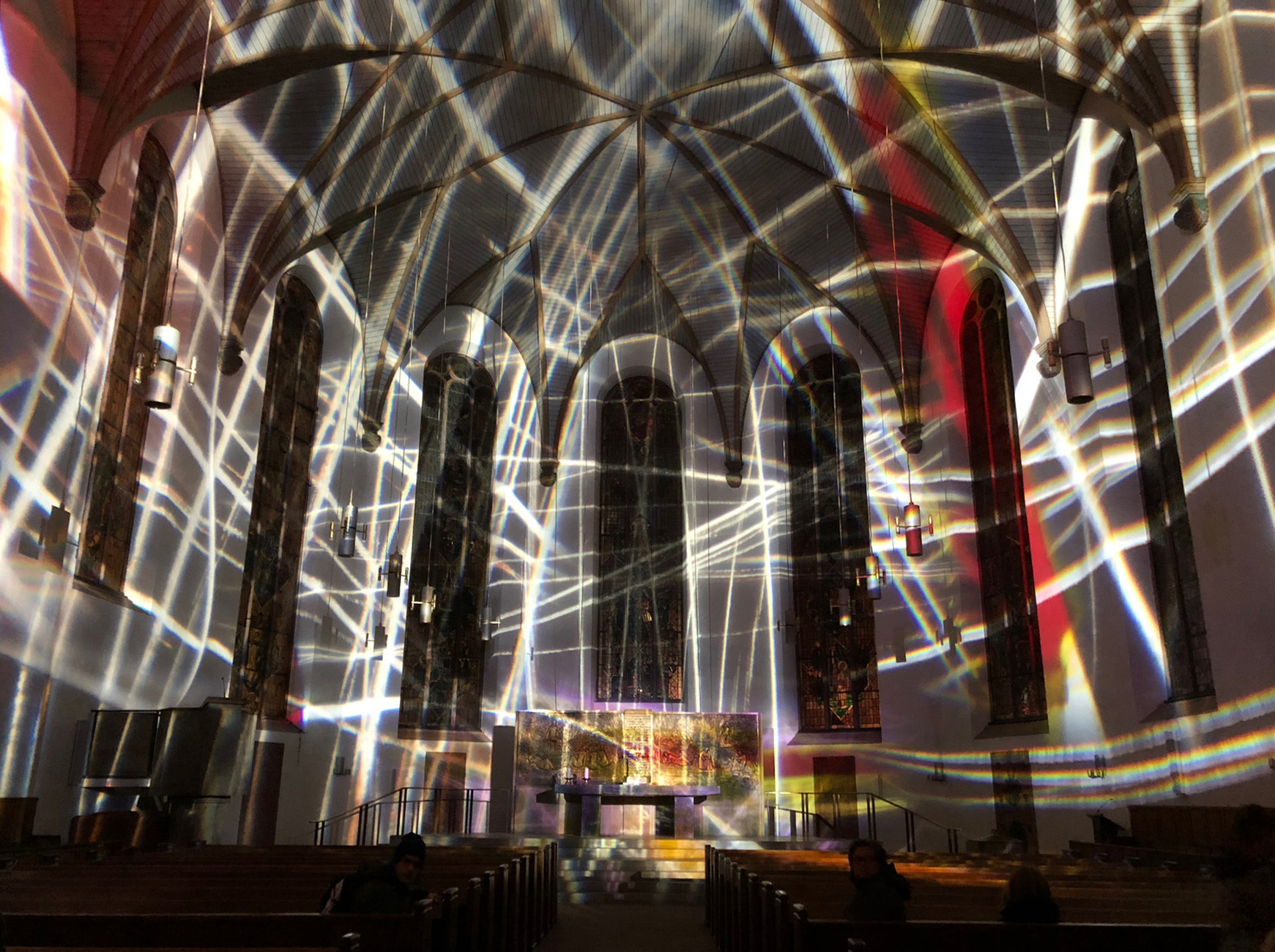 "Katharinen+Passion" von Victoria Coeln sowie Martin Lücker und Jorin Sandau an der Riegerorgel transformiert die Katharinenkirche an der Hauptwache in einen analogen Kunstraum.