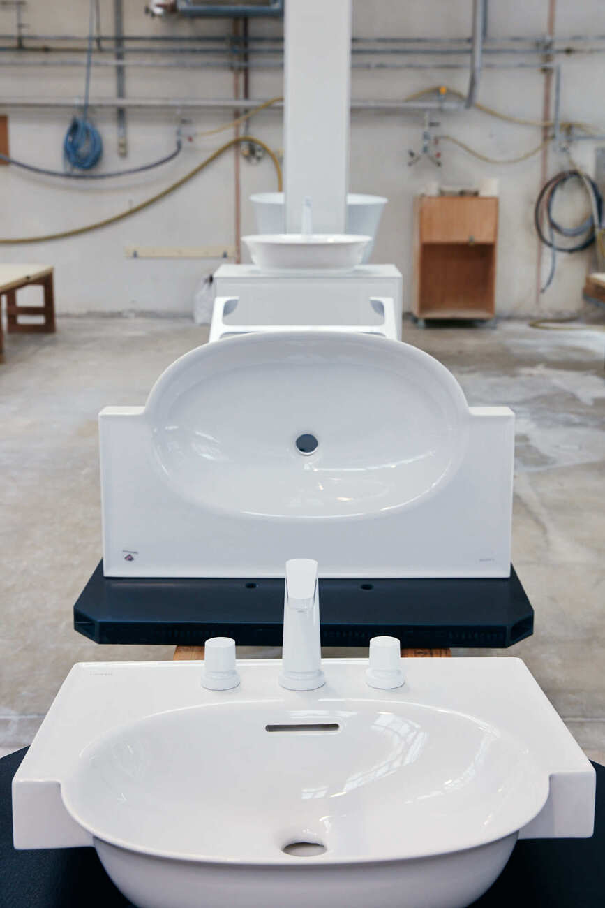 Die neue Kollektion "The New Classic" wurde vom niederländischen Designstar Marcel Wanders gestaltet. Leitmotif der aus Saphirkeramik gefertigten Serie ist ein eleganter S-Schwung, der ihr eine gleichermaßen elegante wie charakteristische Form verleiht.