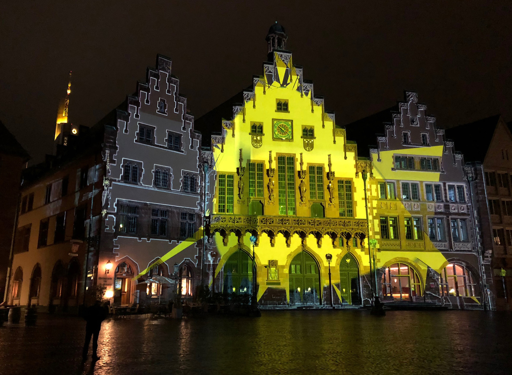 Erhellend: Die Lichtinstallation "Frankfurt Fades" ​von Philipp Geist am Dom/Römer während des Aufbaus.