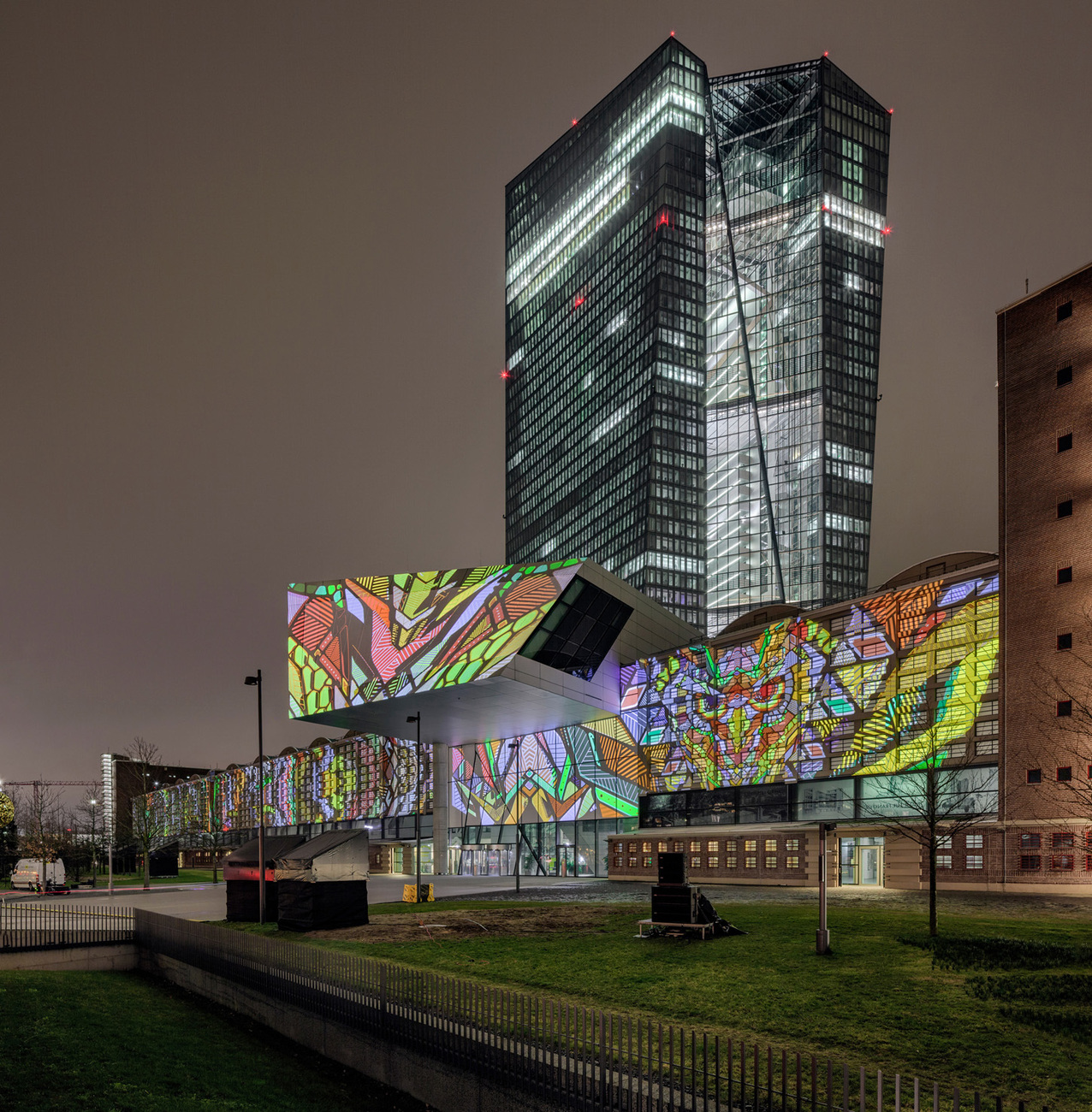 "Cross Hatch" von Urbanscreen verwandelt einen Teil der Fassade der Europäischen Zentralbank in eine animierte Street-Art-Galerie.