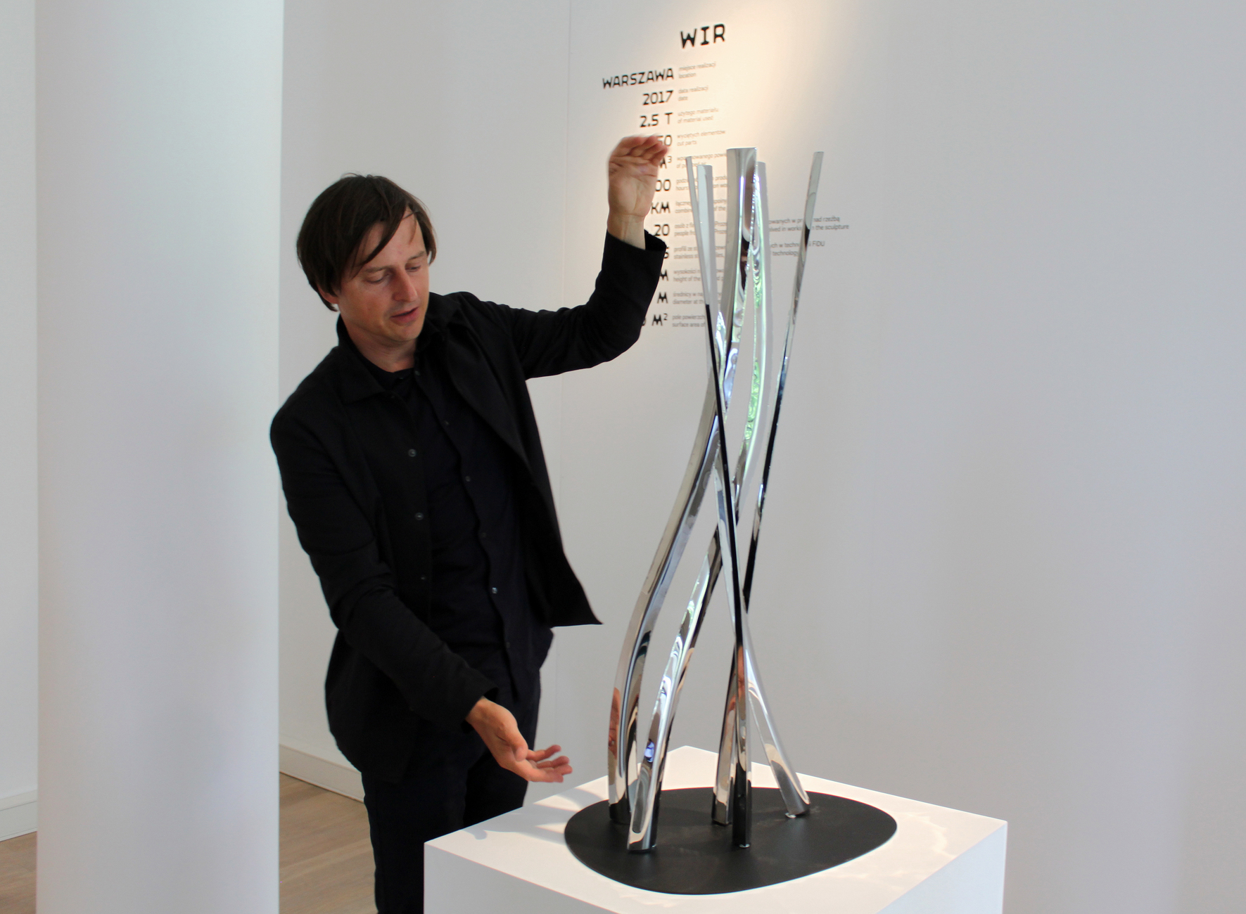 Das Muzeum Miasta Gdyni in Gydnia zeigt mit der Ausstellung "Oskar Zięta. Polish Designs Polish Designers“ noch bis zum 12. November 2017 eine Übersicht zu Zię​tas Arbeiten, inklusive der aktuellen Projekte "Wir" und "Nawa" - überdimensionale Skulpturen für den öffentlichen Raum.
