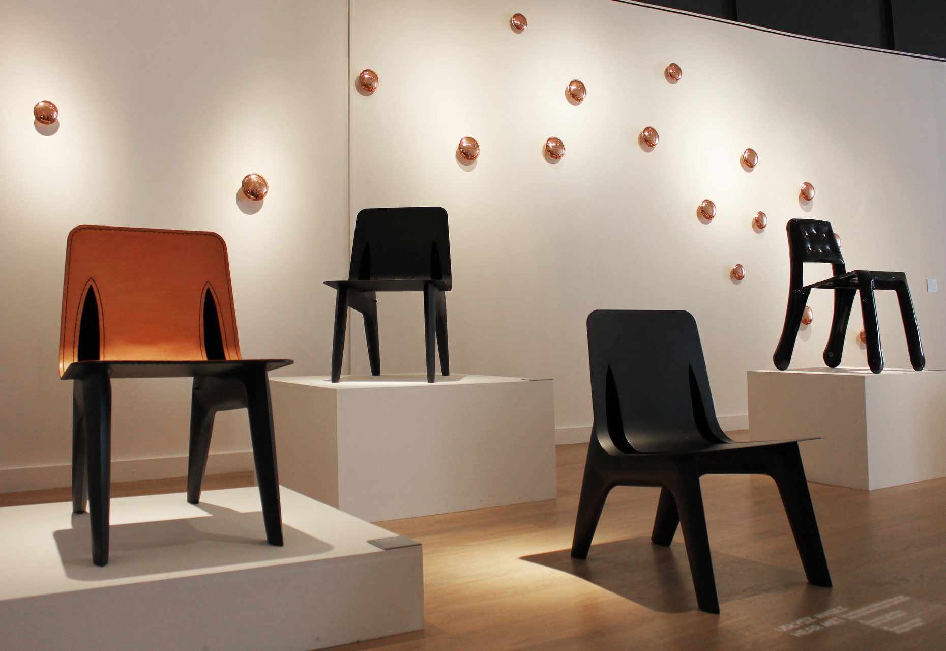 Der "J-Chair"aus Aluminium, Stahl und Edelstahl entwarf Zieta für das Museum Jerke in Recklinghausen - dem einzigen Museum für zeitgenössische polnische Kunst außerhalb Polens. Das Model mit Lederbezug wurde auf der Salone del Mobile 2017 präsentiert.