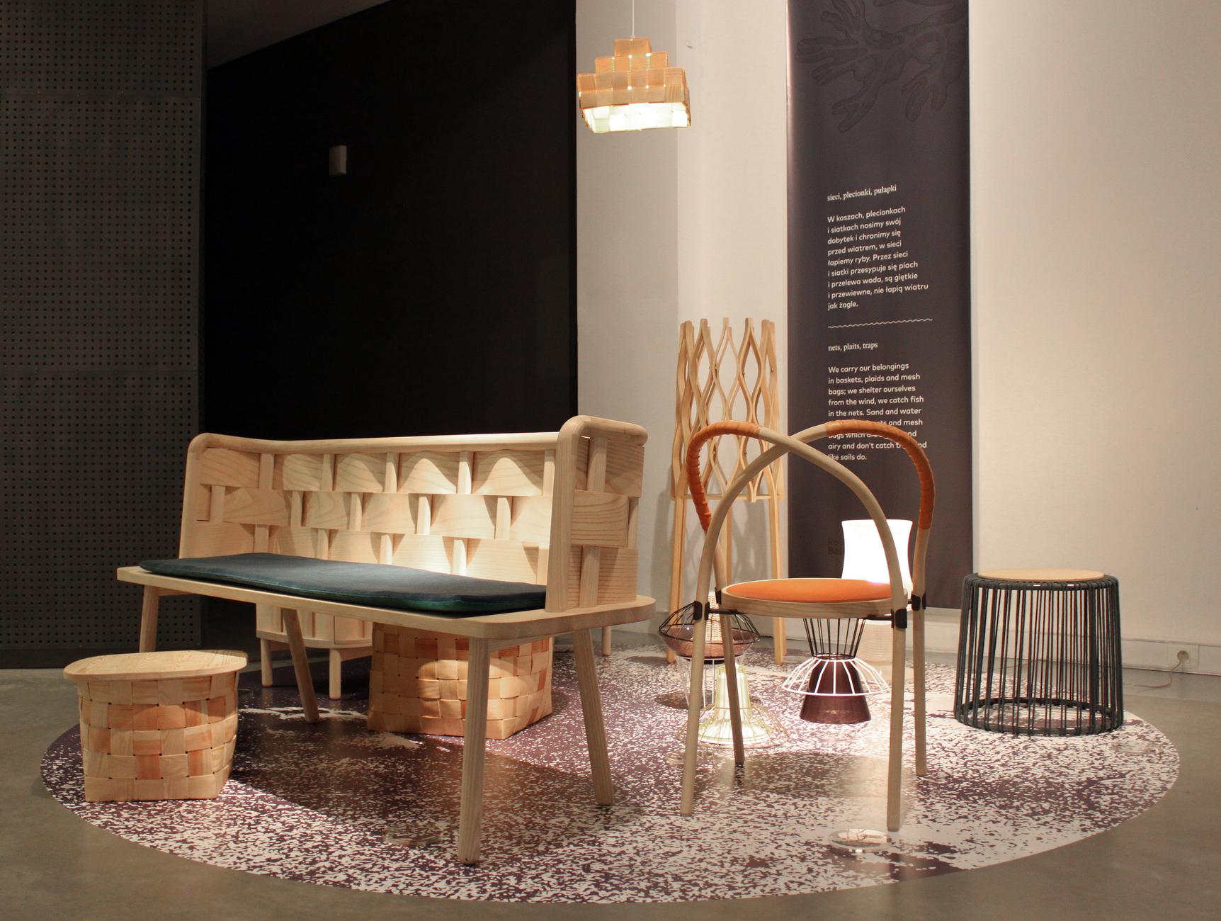 Die narrative Wanderausstellung "Roundabout Baltic" im Muzeum Miasta Gdyni in Gdynia kombiniert zeitgenössisches Design aus den baltischen Ländern Dänemark, Estland, Finnland, Deutschland, Lettland, Litauen, Polen und Schweden und soll in allen acht Regionen ausgestellt werden.