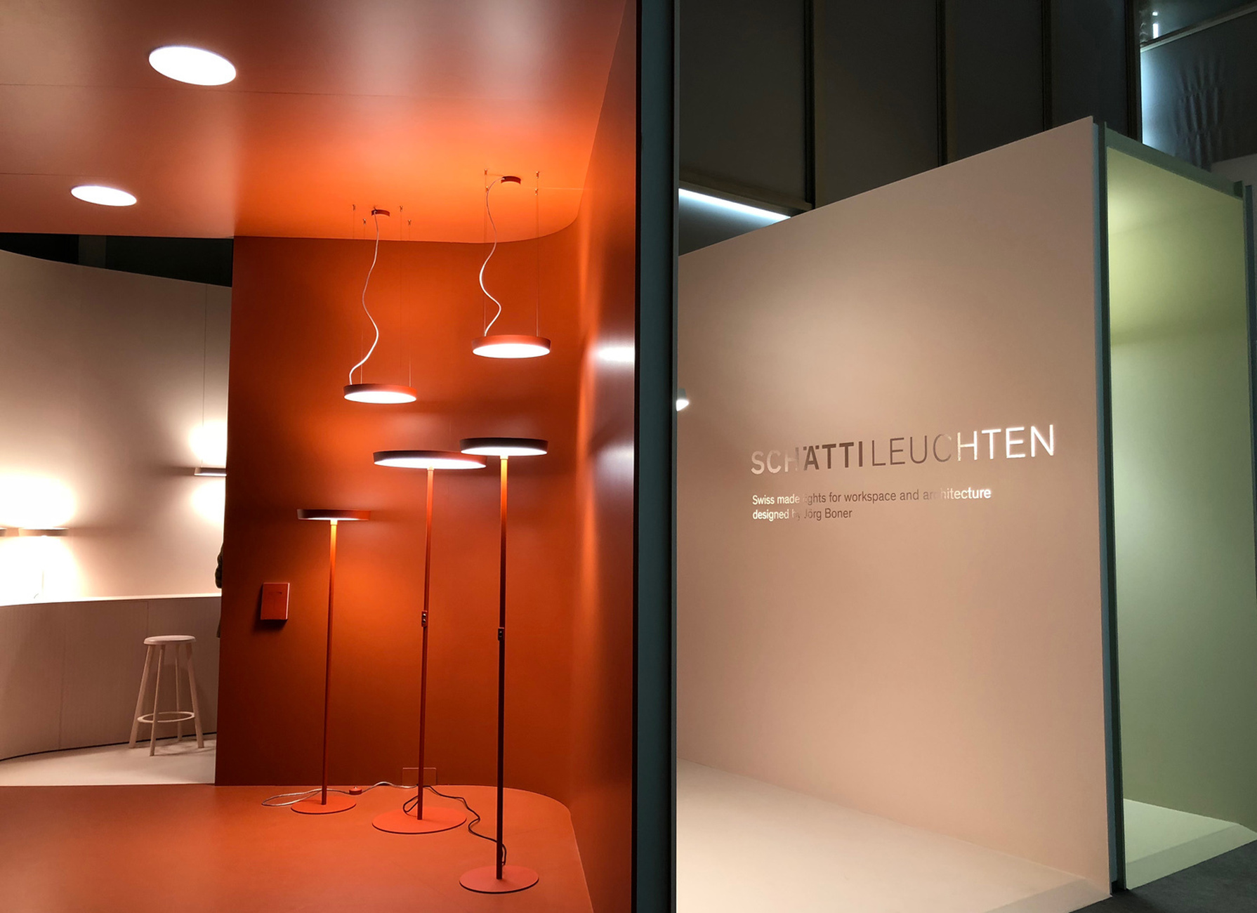 Kleine Ausstellungsfläche kreativ genutzt: ​Schätti Leuchten.