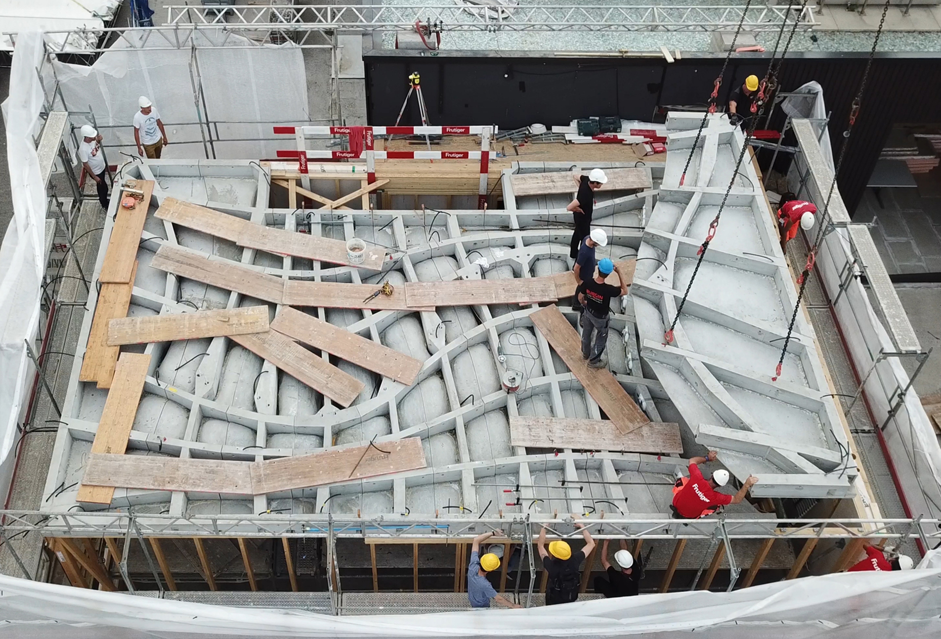 The final and largest segment of the Smart Slab - weigthing almost 2.5 tonnes - being installed on site.