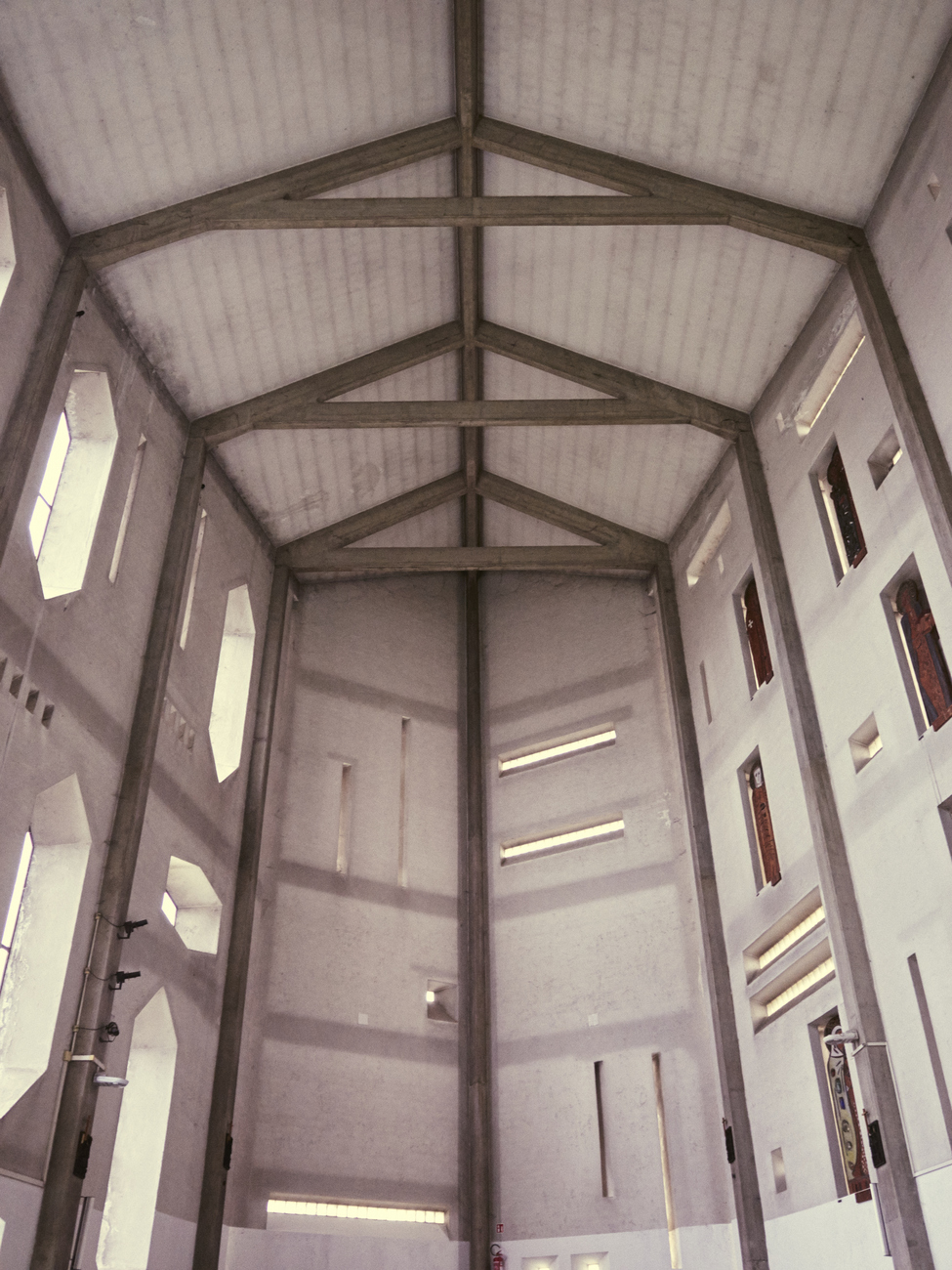 Milano Chiesa di Santa Maria Annunciata presso Ospedale San Carlo (1964-66) Architetto: Gio Ponti