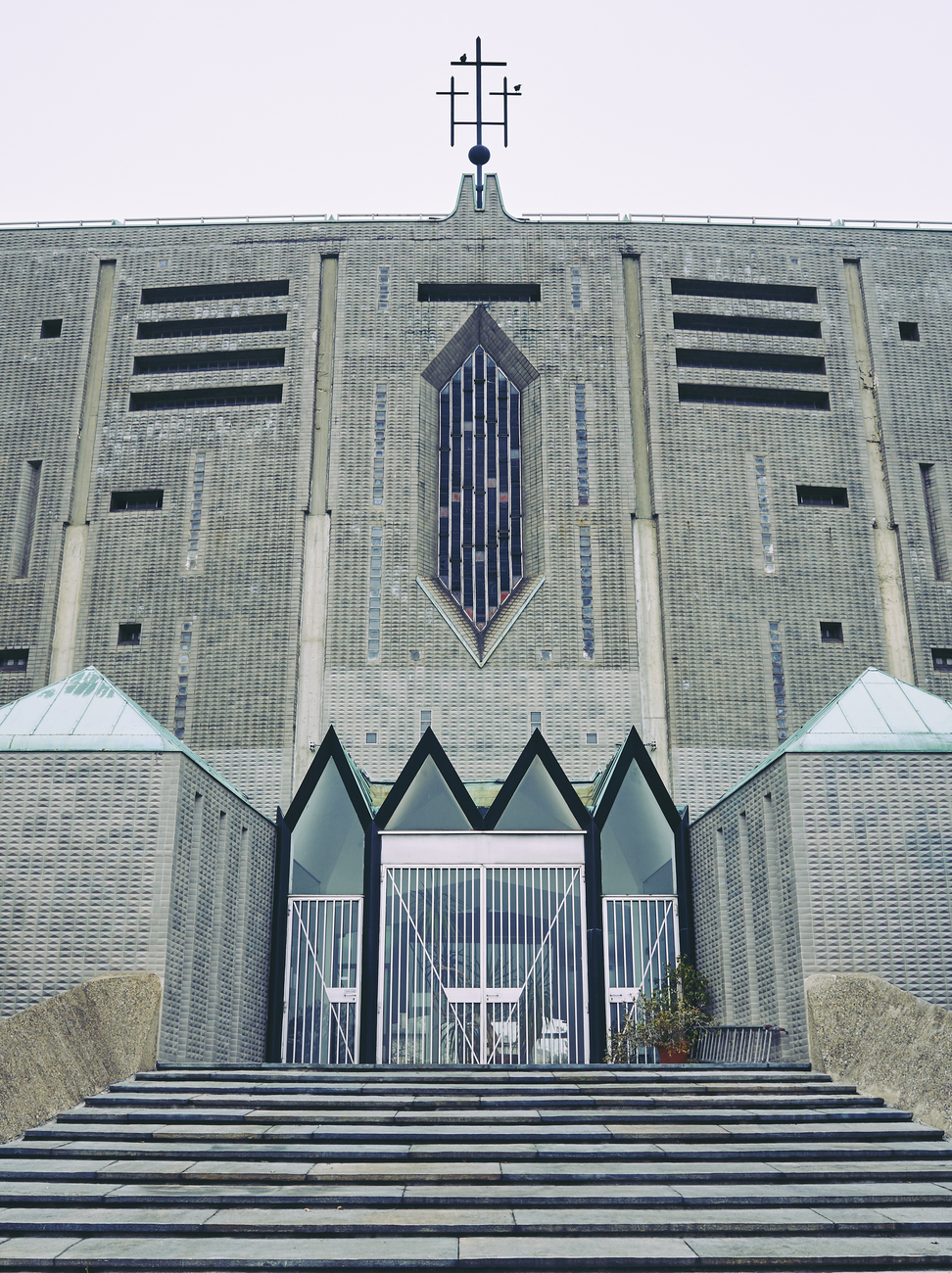 Milano Chiesa di Santa Maria Annunciata presso Ospedale San Carlo (1964-66) Architetto: Gio Ponti